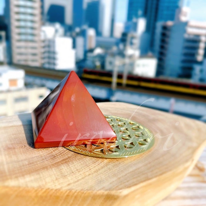 大阪の街並みを背にした天然石のピラミッド